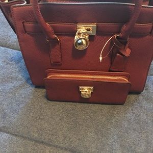 New Large Hamilton Traveler Handbag with wallet.
